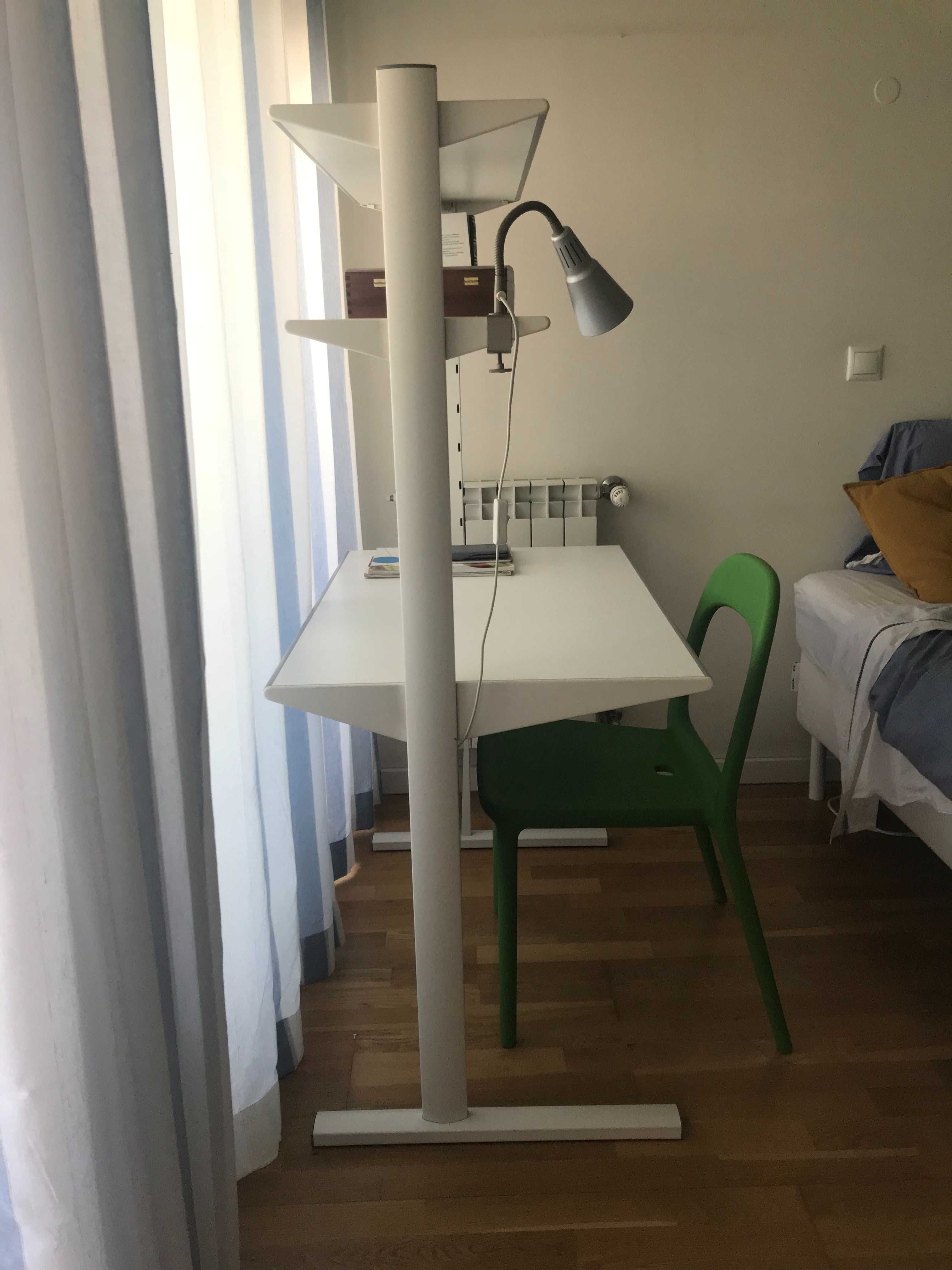 Secretaria IKEA com 2 prateleiras