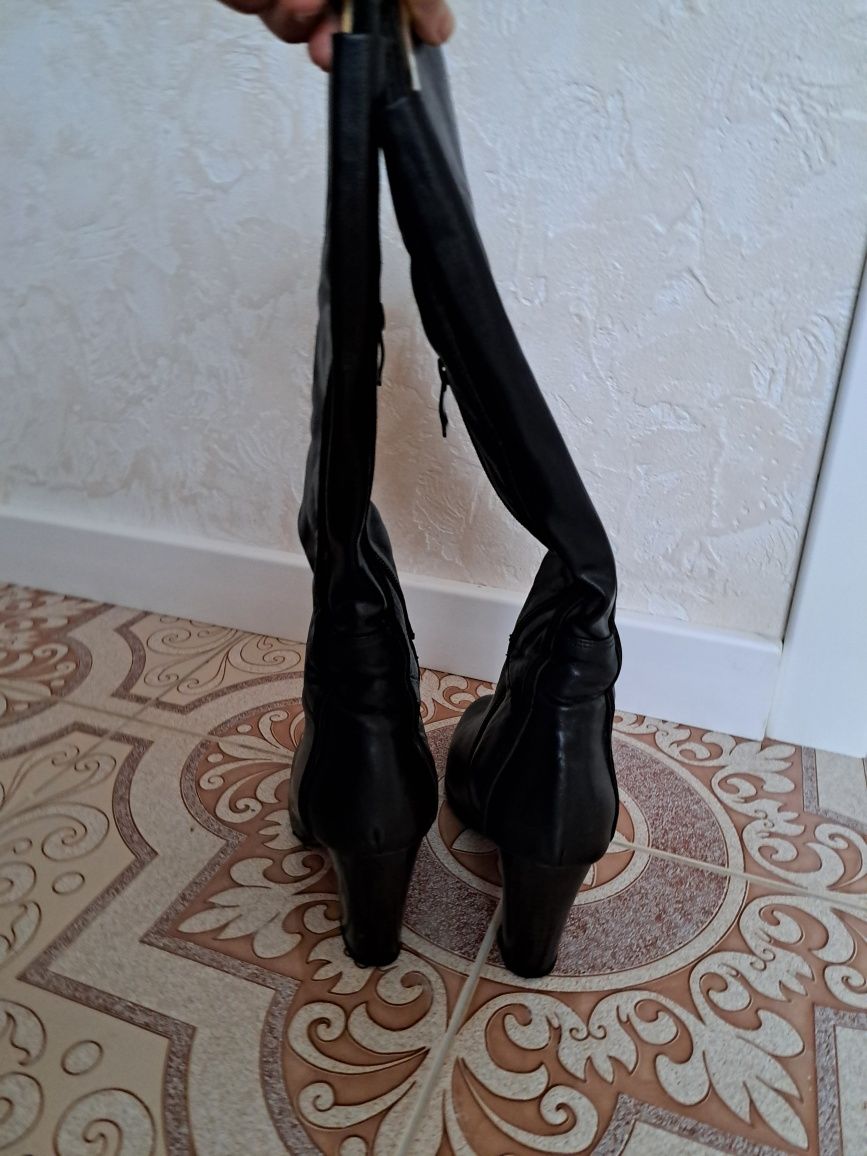 Продам чоботи зимові на цегейці.