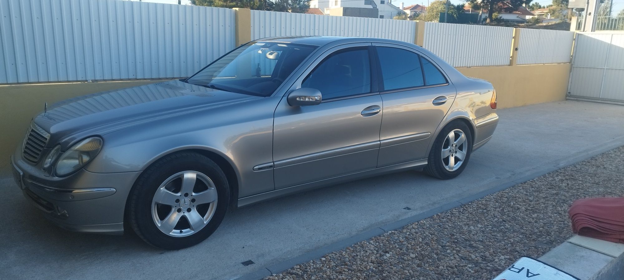 Mercedes W211 com 202000KM preço negociável.