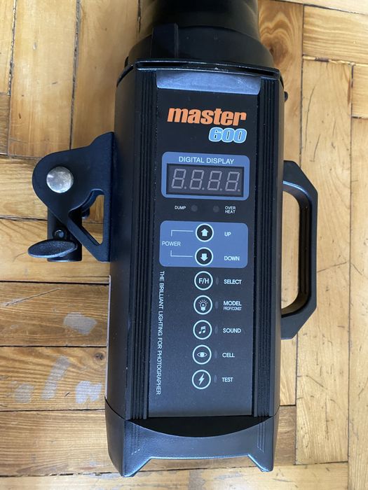 Студійний спалах, Hyundae Photonics Master 600