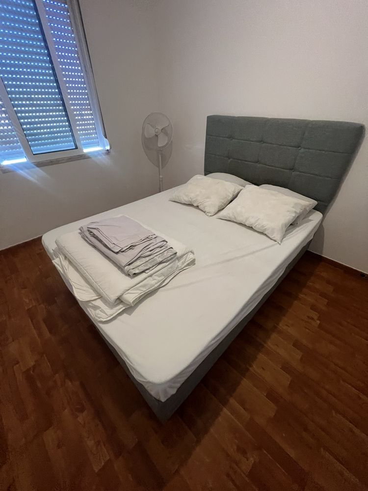 Cama com arrumação