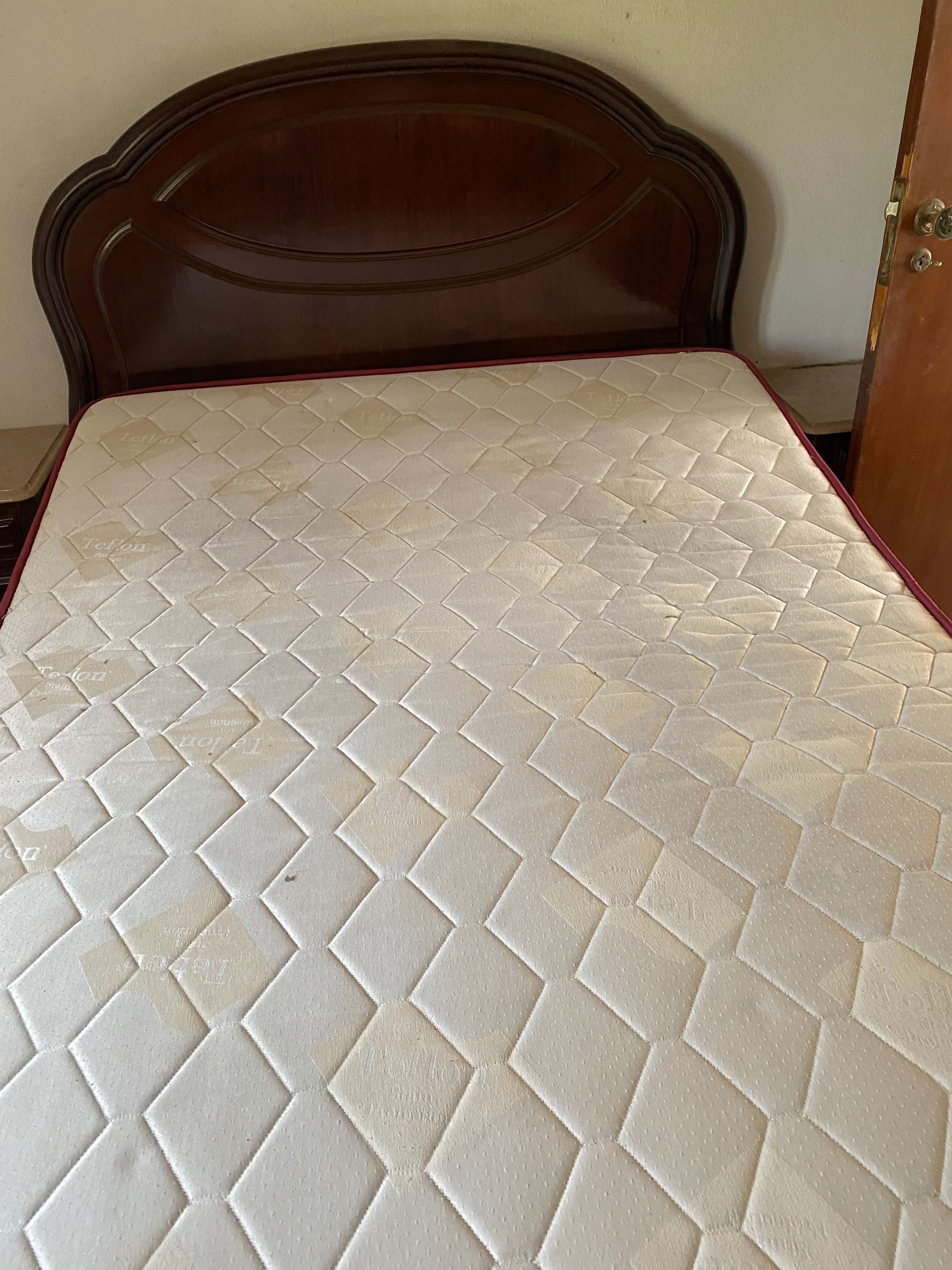 Mobília de quarto de casal em mogno, com estrado articulado