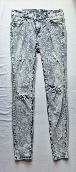 Spodnie rurki przecierane w kolorze szarym