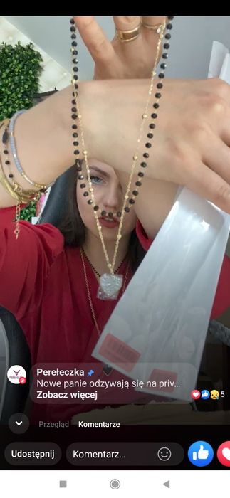 Morelowa sukienka Orsay z asymetrycznym dekoltem