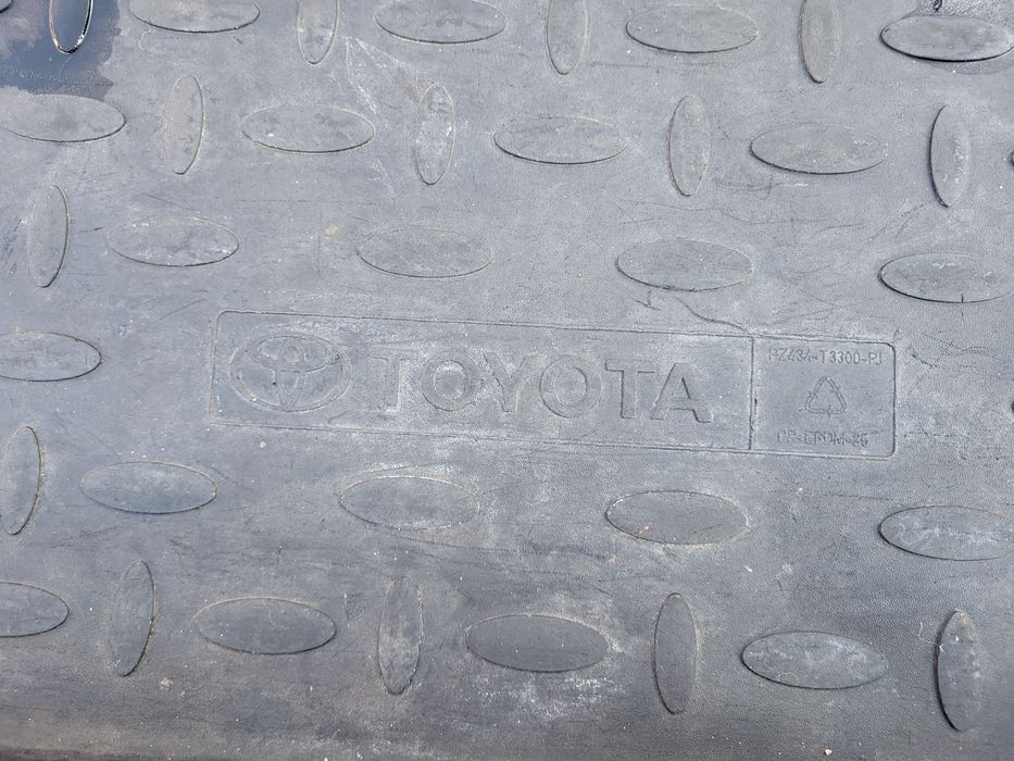 Mata bagażnikowi Toyota Awnesis , mata gumowa osłaniająca do bagażnika