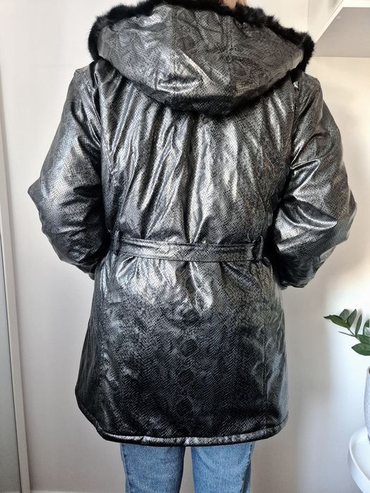 Nowa, zimowa kurtka z naturalnym futerkiem przy kapturze