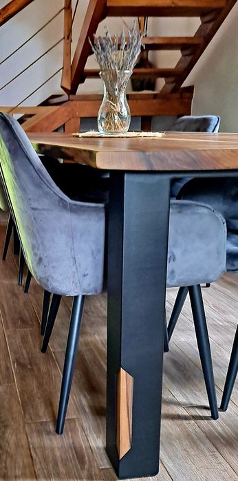 Stół z drewna litego orzecha włoskiego