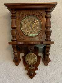Zabytkowy zegar ścienny z starej Sopockiej kamienicy