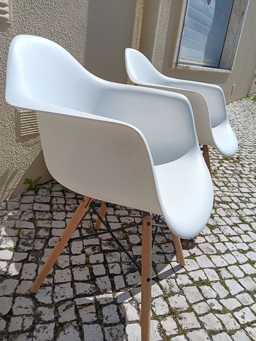 2 Cadeiras  Brancas com braços