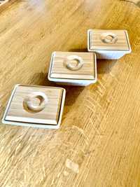 Pojemniki ceramiczne biale z drewnianą pokrywka nowe 3 szt