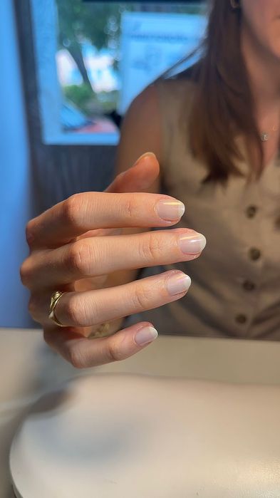 Extensão de unhas, verniz gel, pedicure e design de sobrancelhas.