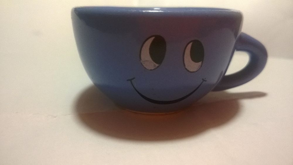 Filiżanka mała mini kubeczek 2,5 cm wysokość 4,5 cm szerokość z buźką