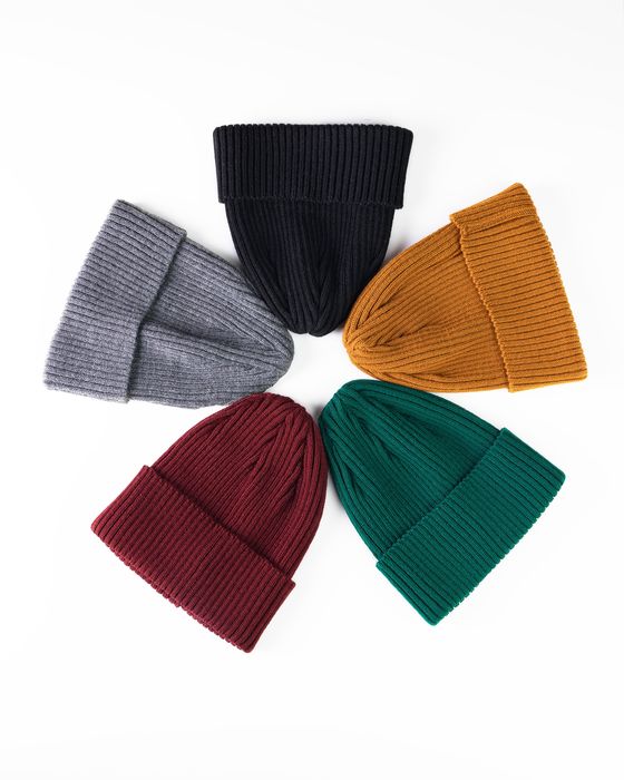 Шапка червона, коричнева