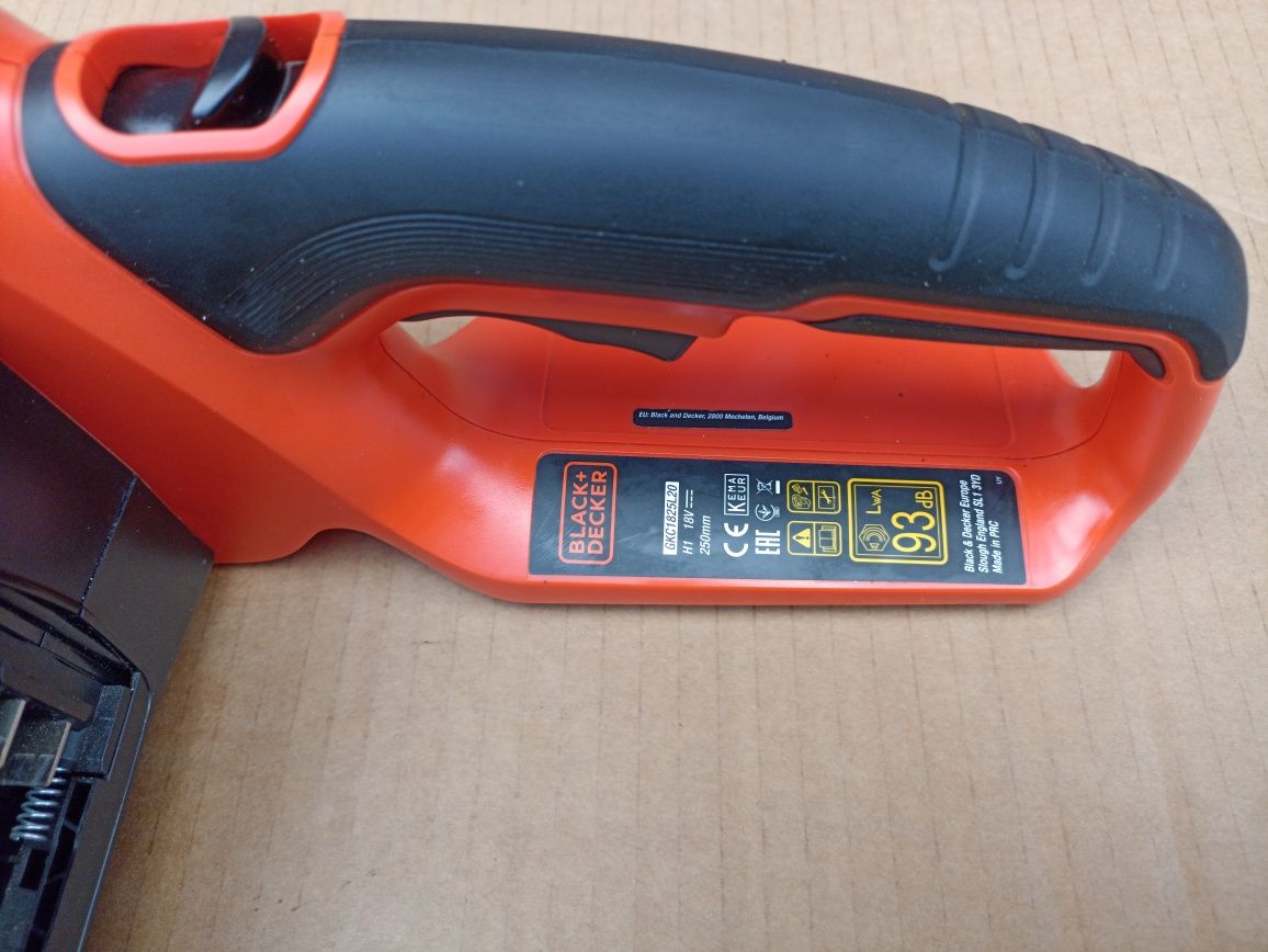 Пила акумуляторна black+decker