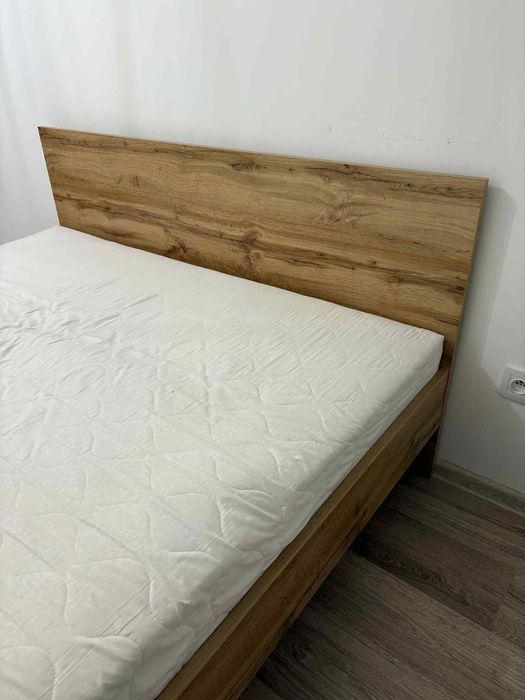 Łóżko z materacem