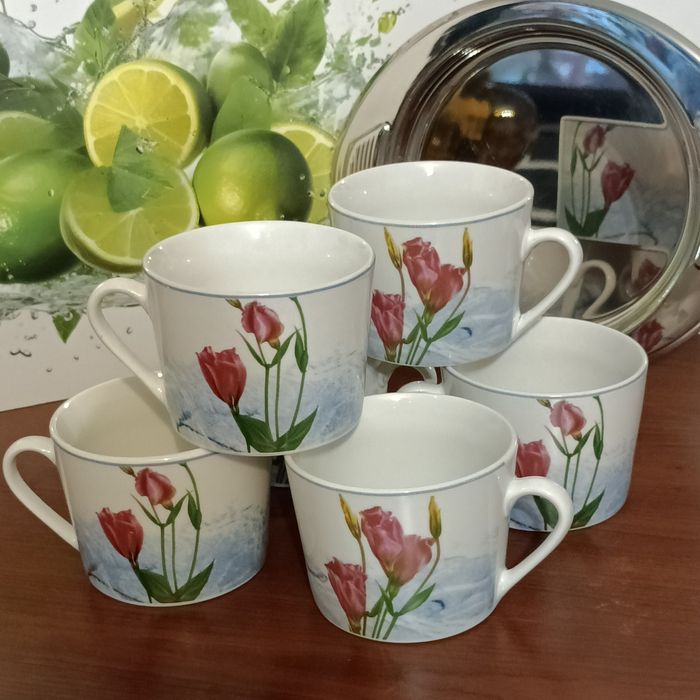 Filiżanki porcelanowe na kawę lub herbatę.