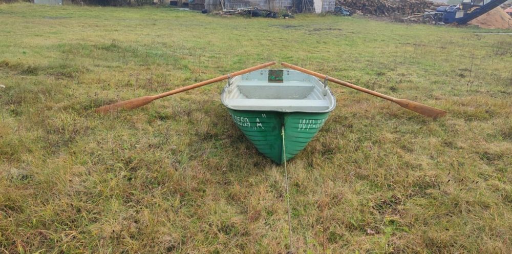 Łódka na ryby wraz z wiosłami