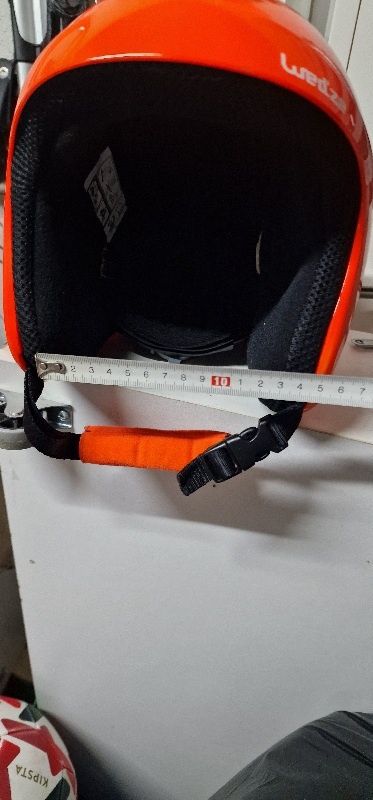 Capacete desportivo. Essencialmente desportos de Neve