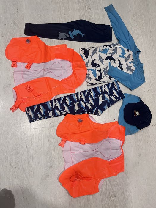 Купальник, надувний жилет, панама