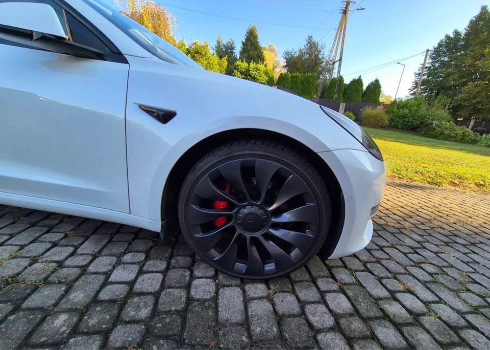 Tesla model 3 2021 року