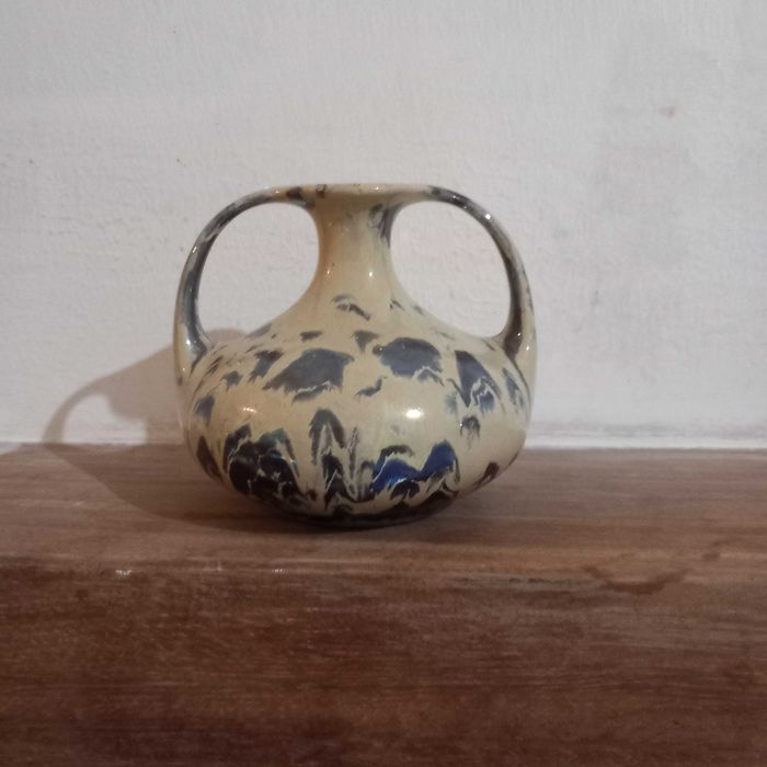 Pequena jarra com asas