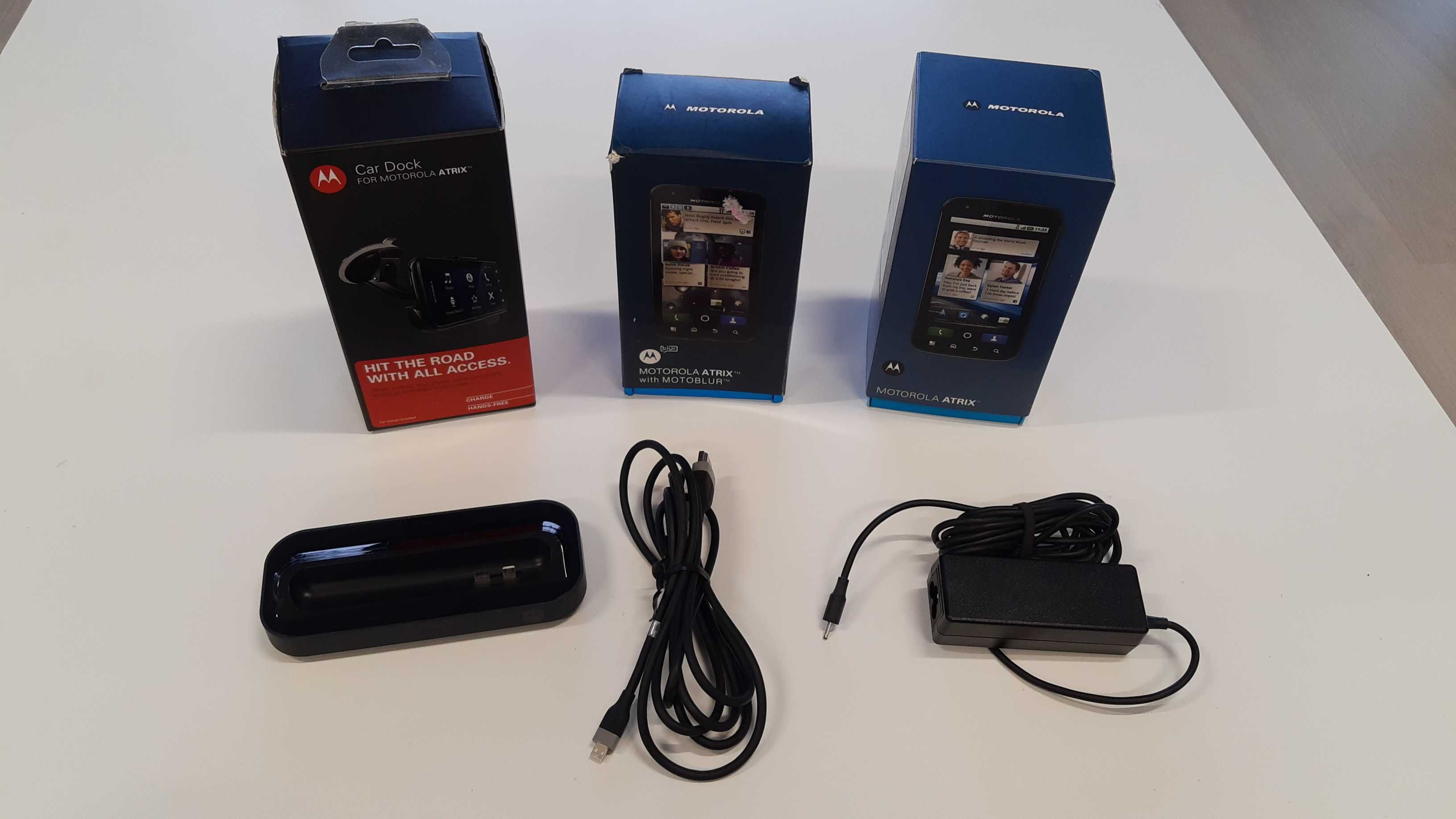 Motorola Atrix (2szt) + Car Dock + Desk Docking Station