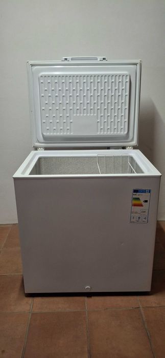 Arca congeladora vertical A+, em muito bom estado 100% funcional