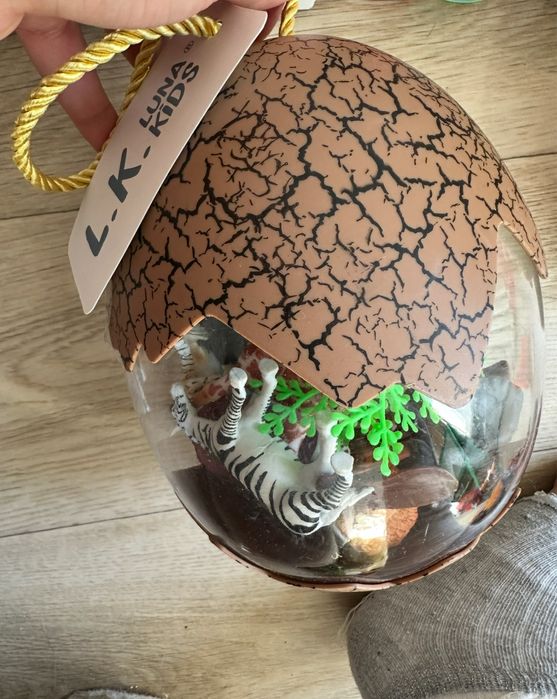 Яйце з динозаврами