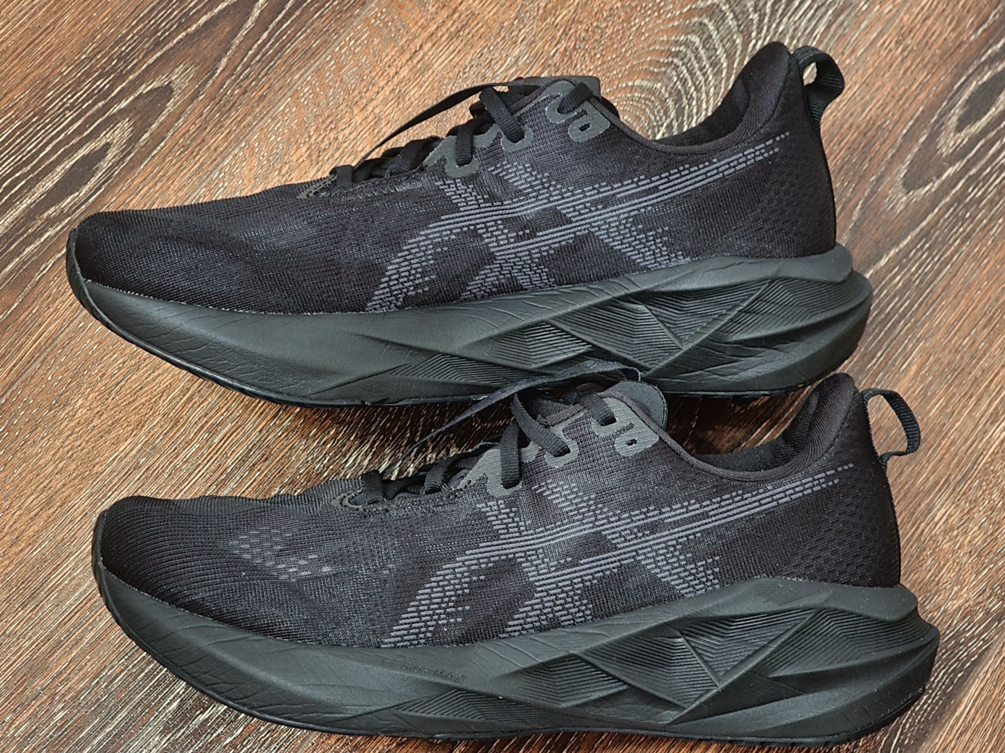 Оригінал 100% чоловічі кросівки asics novablast 5  eur 45