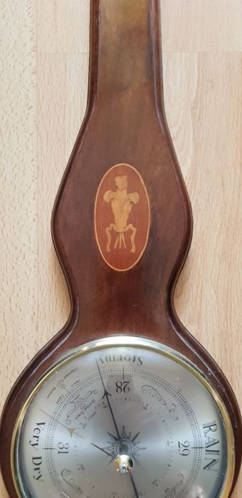 Antyk, duży barometr w drewnie pokrytym fornirem.