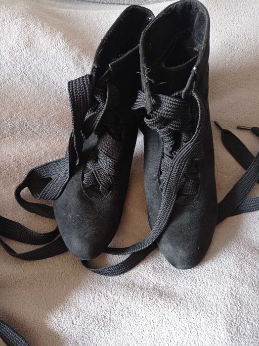 Czarne buty na obcasie