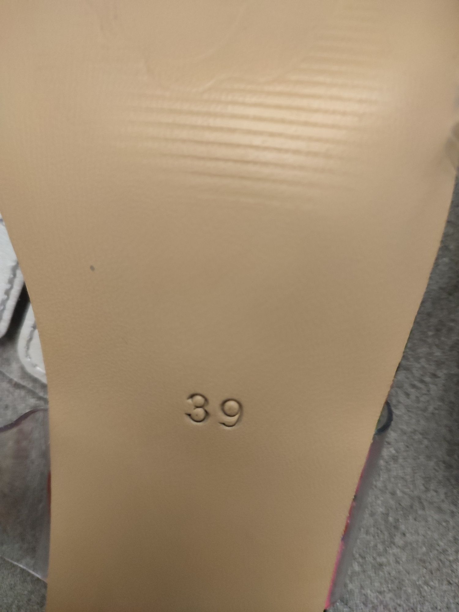 Sandálias novas marcam 39 mas só calçam 37/38 (20€)