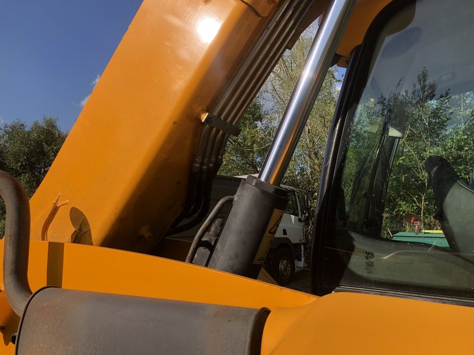 Навантажувач телескопічний JCB