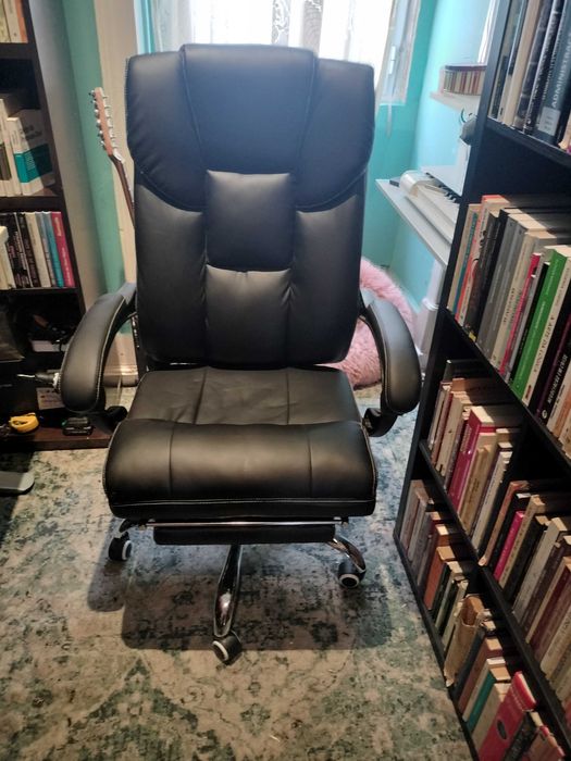 Cadeira de escritório mitsai reclinavel e com repouso para os pés.