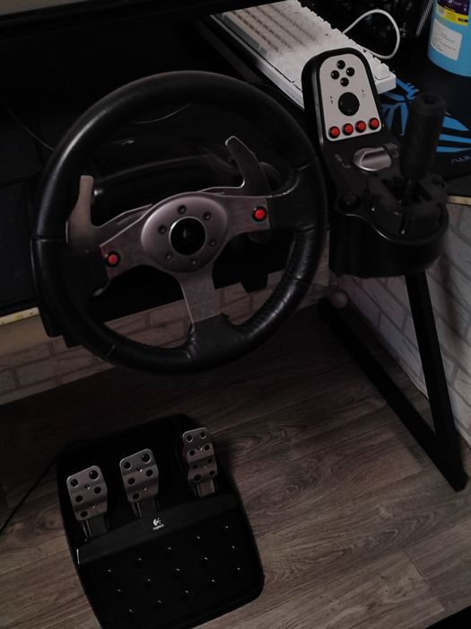 продам игровой руль Logitech G25