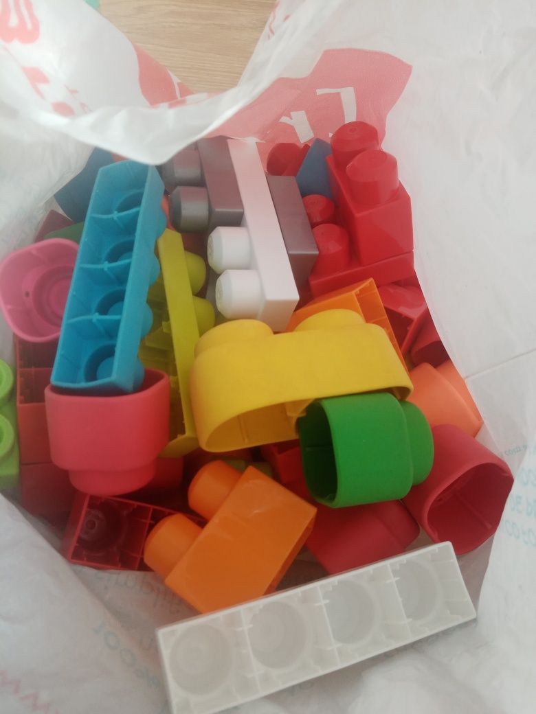 Saco com Legos de vários tamanhos