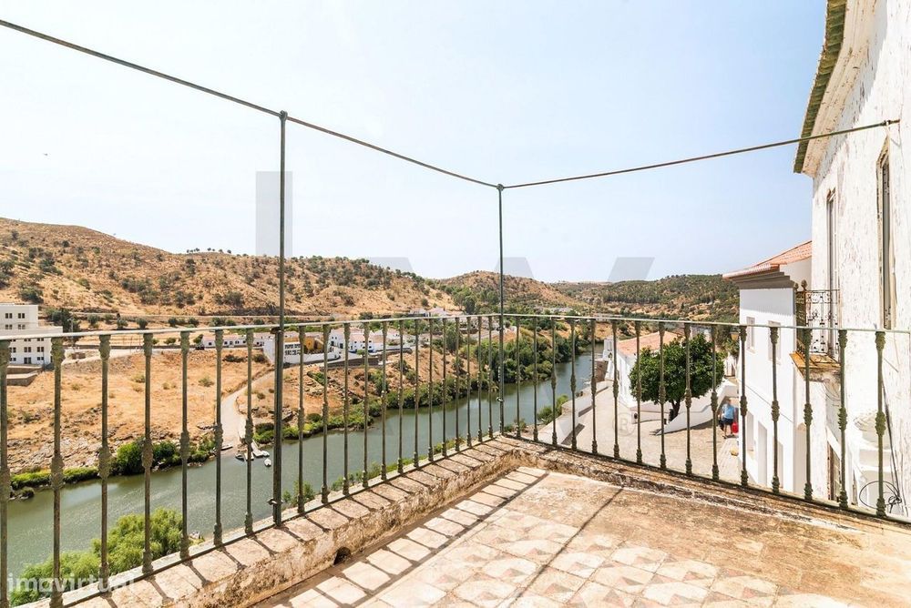 Moradia no centro de Mértola com Páteo, Terraço e Vista Rio