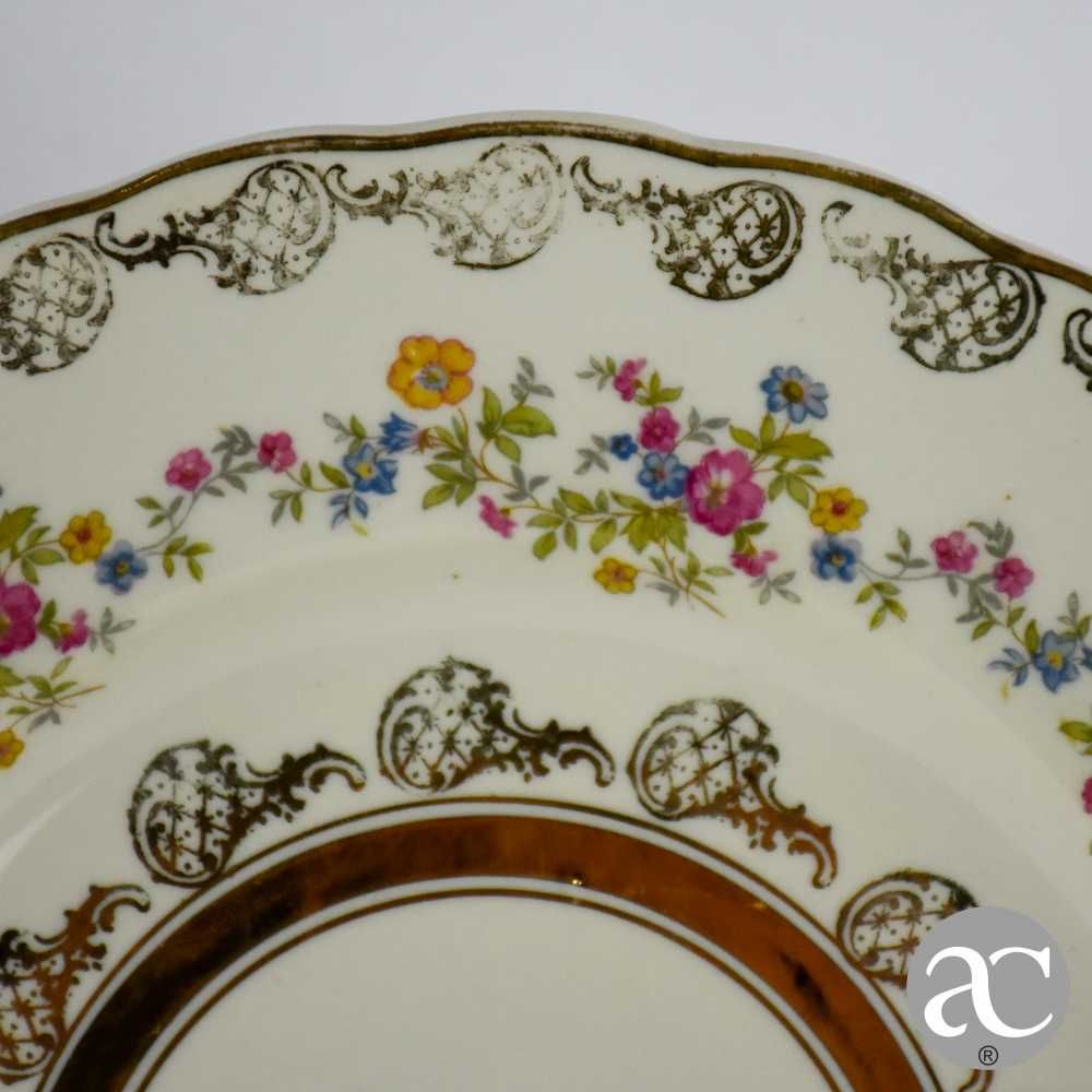 Prato em porcelana Artibus, ricamente de corado com flores e dourados