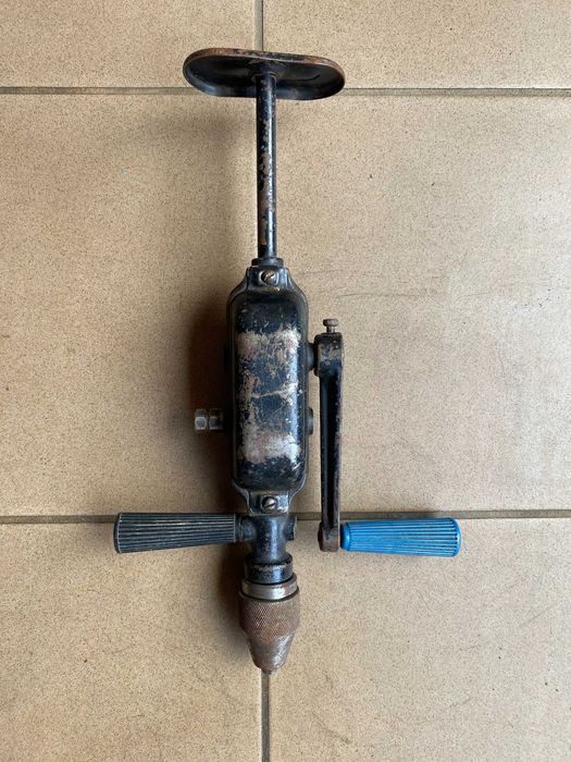 Stara wiertarka ręczna.