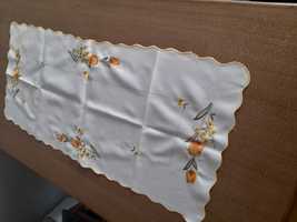 Nowy haftowany obrus biały 90 na 40 cm z motywem kwiatowym