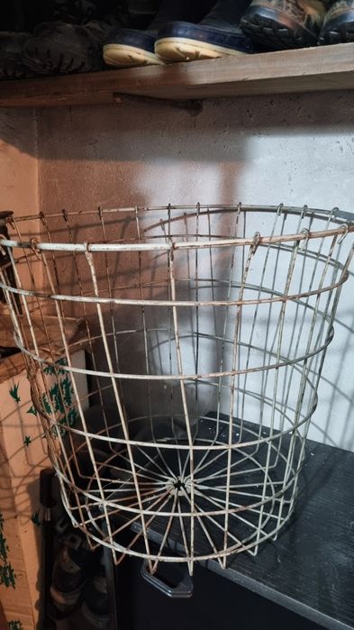 Metalowy kosz na butlę do wina.