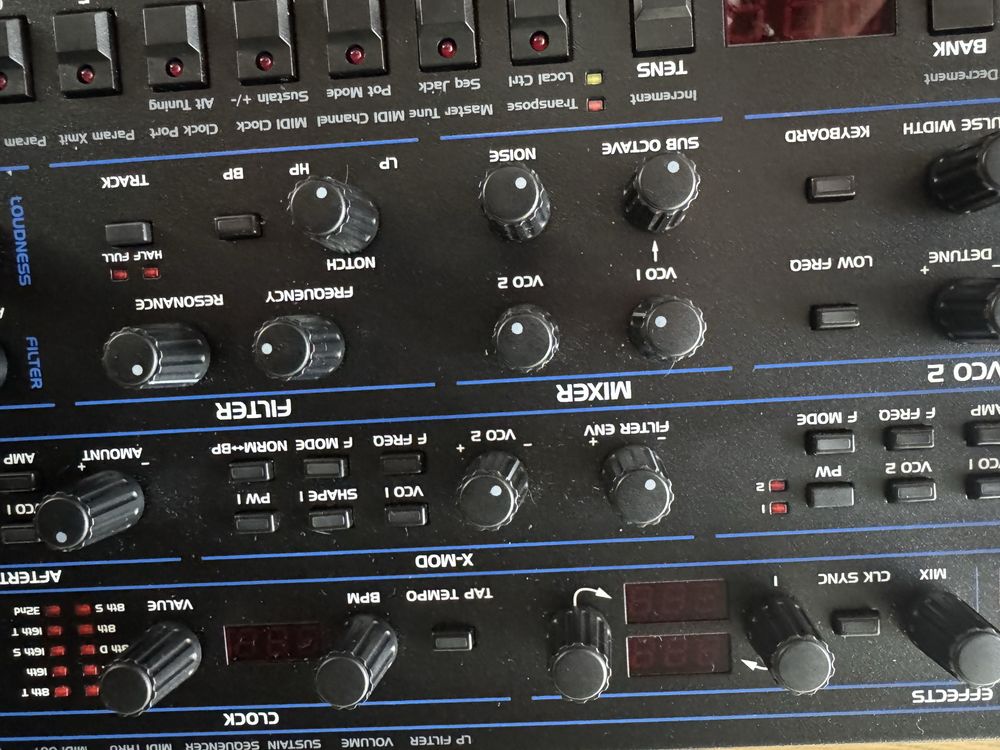 Sintetizador desktop Sequential OB-6