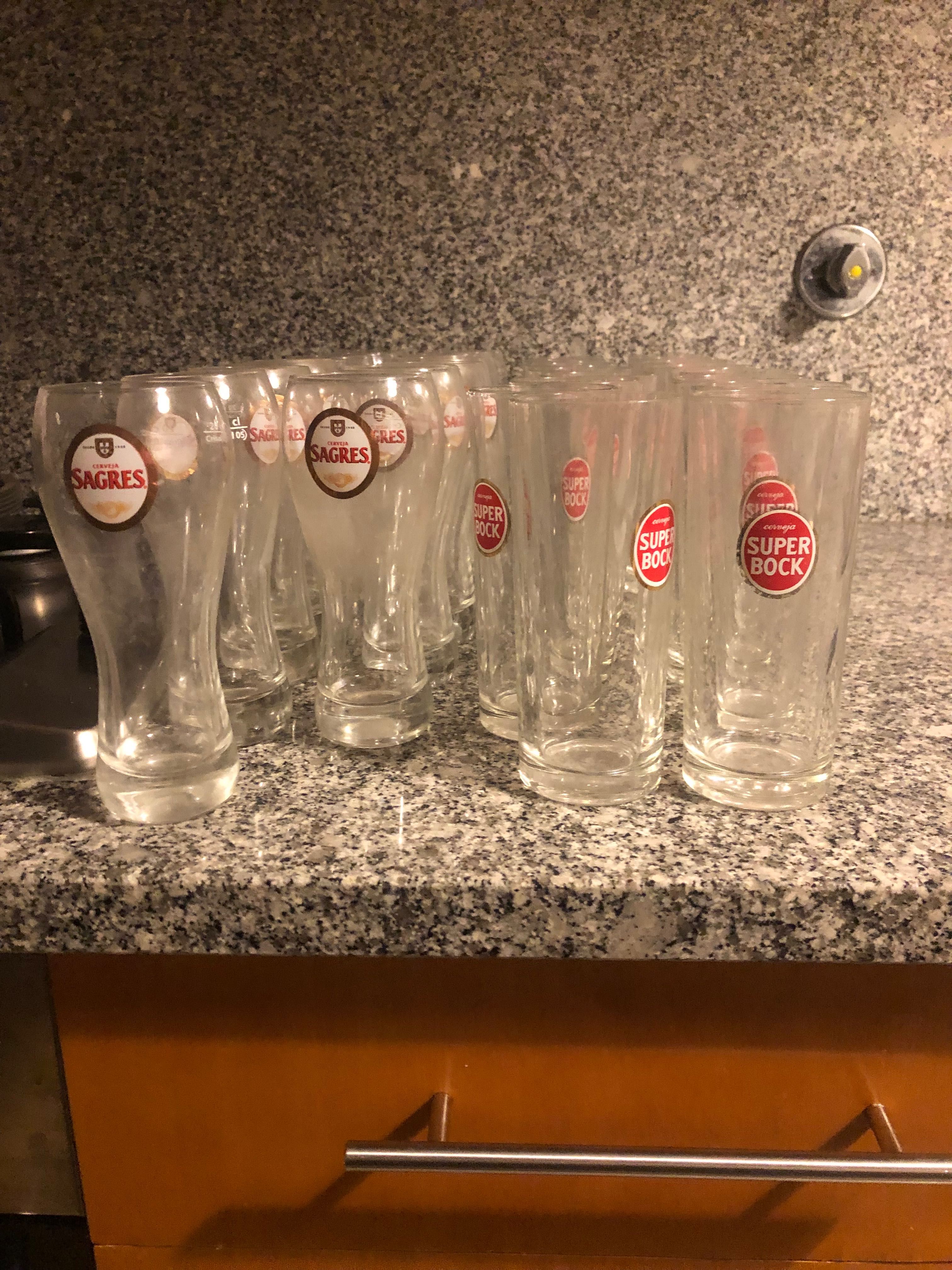 Copos de varios tamanhos e feitios com o sem marca
