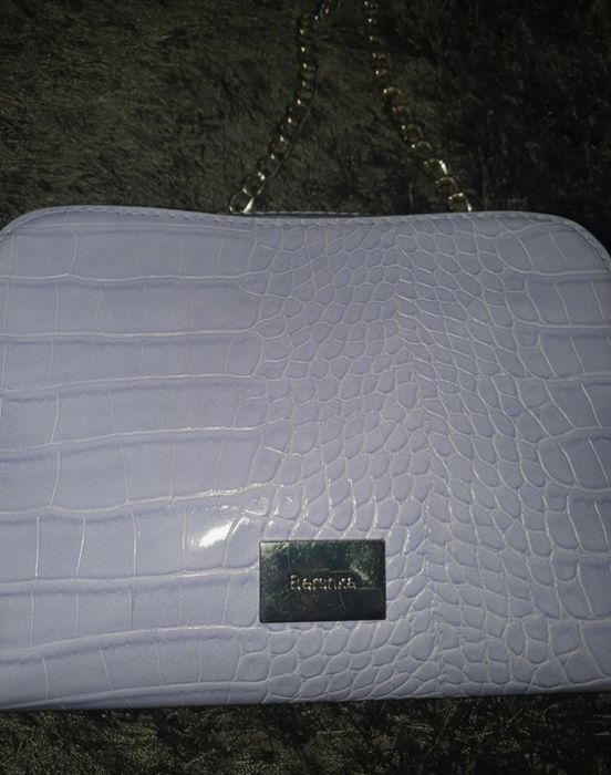 Torebka mała Bershka fiolet na łańcuszku