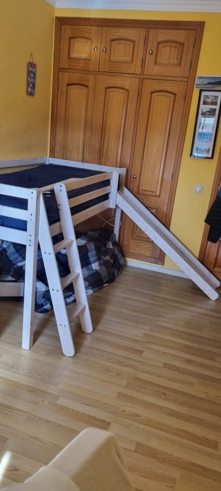 Cama alta de madeira com escada e escorrega
