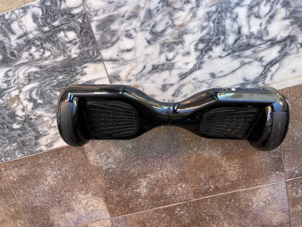 Hoverboard com carregador e capa.