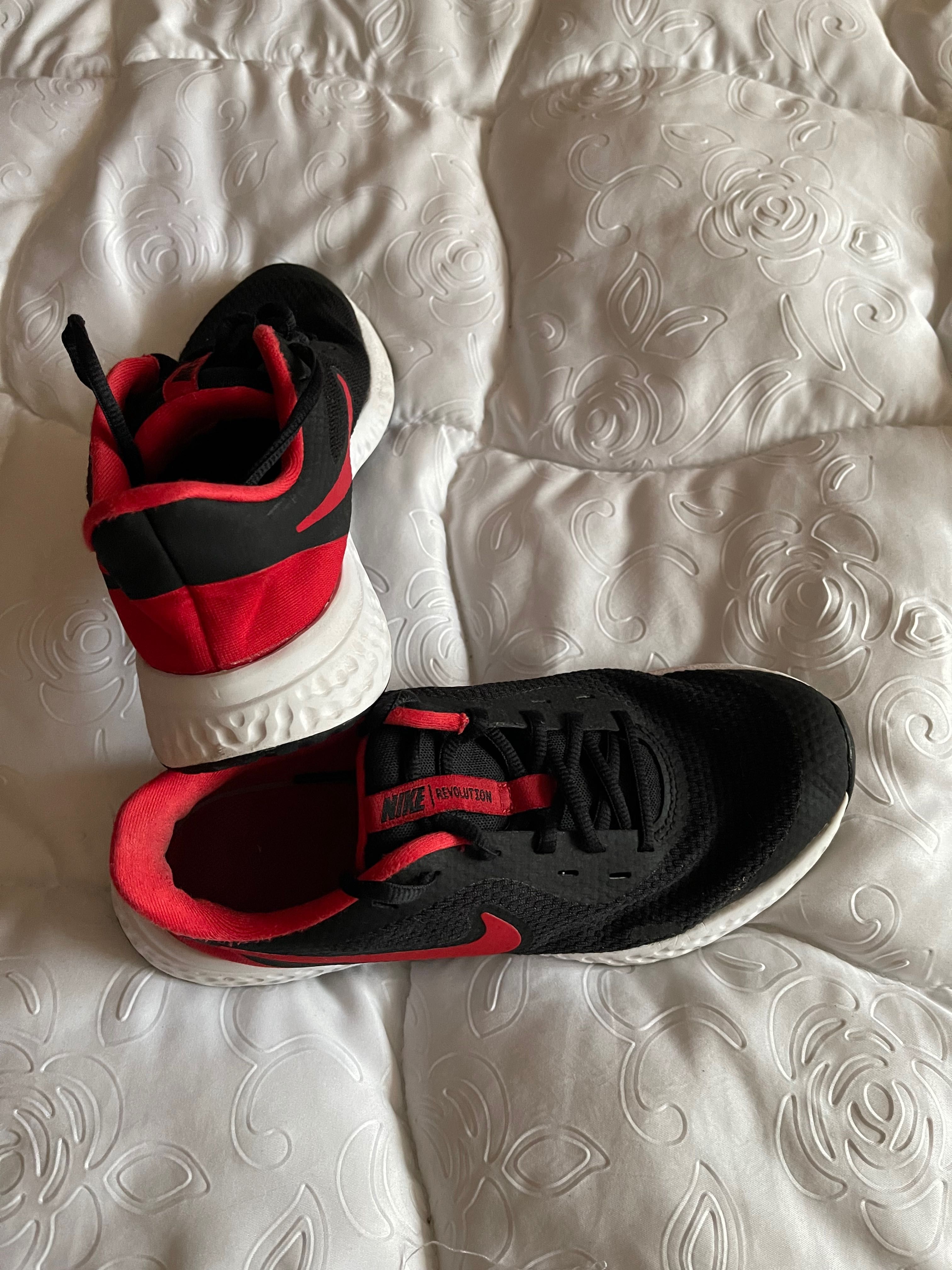 Фирменные кроссовки Nike Revolution 38.5 размер