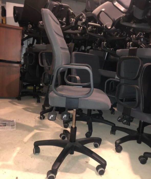 РОЗПРОДАЖ МЕБЛІВ Б/У, столи,тумби, крісла,стільці,тумби
Є р