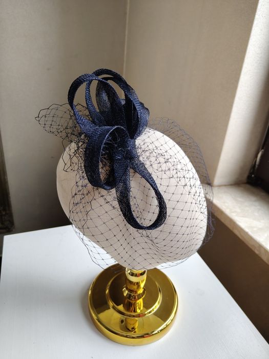 Granatowy fascynator z woalką na opasce. Wieczorowa ozdoba do włosów