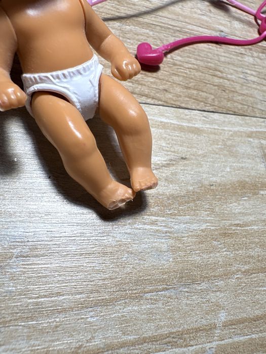 Лялька Барбі педіатр